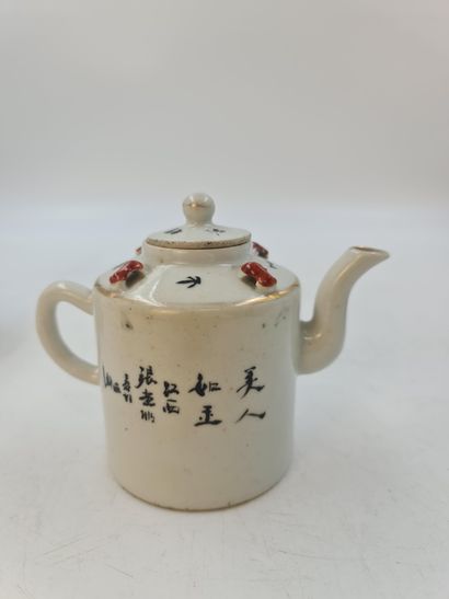 null 一套两个中国瓷器茶壶和一个有盖汤壶，上面有动画人物。晚清时期。一个盖子上有一个小缺口，一个水口上有一个小缺口。高度：14和12厘米。肉汤的直径：14厘...