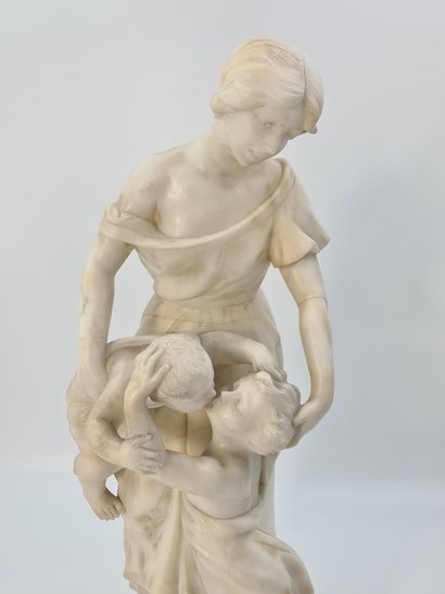 Luca MADRASSI (1848-1919) 卢卡-马德拉西（1848-1919）。孩子们的吻。雪花石膏雕塑。高度：58厘米。

卢卡-马德拉西（1848-1919）。De...