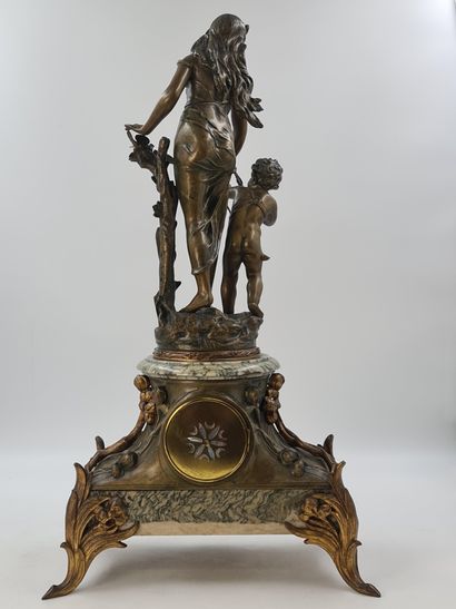 null 1900年左右的雷古拉壁炉，表现了一个由丘比特陪伴的优雅女人。美丽的植物烛台宣布了新艺术风格。烛台的高度：78厘米。钟的高度：74厘米。

1900年...