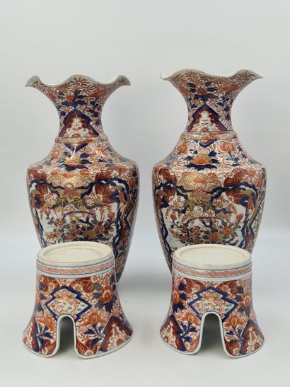 null Pair of large Imari porcelain vases, on a flared foot with a wavy neck opening,...