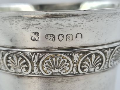 null 小批量的古董餐银器由:银质壶，有侧把手和翼形壶嘴。18世纪的法国作品。鸟嘴。一个带有巴黎银匠Jean-Charles Cahier标记的小银壶。1816年国王的金匠......和马丁-纪尧姆-比尔奈的继承人。带有1816年伦敦印记的银质座碗，银匠Rebecca...