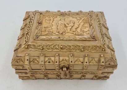 印度裔葡萄牙人的盒子，由骨饰面制成，顶部装饰有高浮雕的宗教盘。高度：15厘米。尺寸：22...