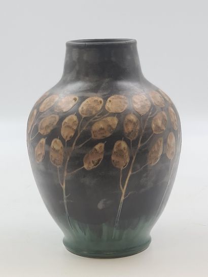 Charles CATTEAU (1880-1966). Charles CATTEAU (1880-1966). Vase en grès Boch Keramis....