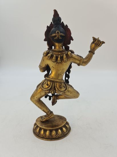 null 20世纪中期，西藏。青铜雕像表现了一位在莲花上跳舞的达基尼，她的左手拿着一个卡帕拉和一个卡特卡。高度：25厘米。

西藏文物馆第二季。一个达基尼人在莲...