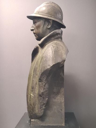 Victor DEMANET (1895-1964) 维克多-德马内（1895-1964）。带有绿色铜锈的半身雕像，代表比利时国王阿尔伯特一世。有签名和日期的1...