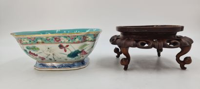 null Large quadrangular porcelain bowl in Famille Rose enamels decorated with Mandarin...