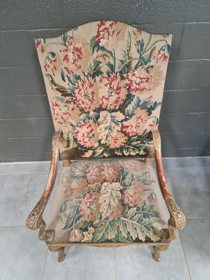 null Paire de fauteuils en bois doré de style Régence, tapisserie de motifs végétaux....
