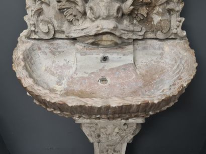 null Fontaine sur pied d’époque Régence en marbre et pierre de France. Fronton décoré...