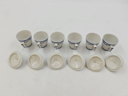 null Lot de six moutardiers en porcelaine de Tournai décor au romarin. Ht : 8 cm

Set...