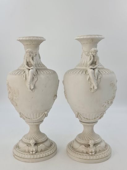 null 一对大约1900年的白色饼干花瓶，上面装饰着女人和浪漫的场景。高度：42厘米。

一对大约1900年的饼干花瓶，装饰着妇女和浪漫的场景。高度：42厘米...