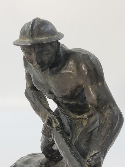 Thierry VAN RYSWYCK (1911-1958) 蒂埃里-范-赖斯维克（1911-1958）。矿工打破岩石。青铜，带绿色铜锈。高度：30厘米。长度...