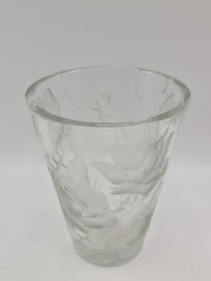 null Lalique France. Vase aux fleurs stylisées. Ht : 26 cm.

Lalique Frankrijk. Vaas...