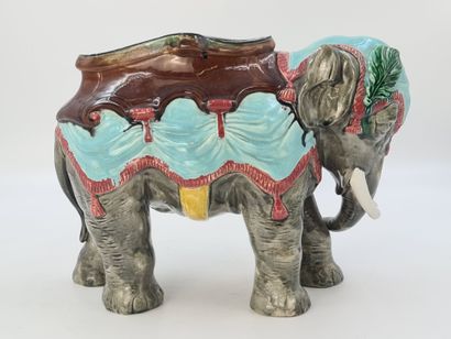 null 瓷器和多色的巴比伦大象，行走，背上背着一个马鞍。法国或比利时作品，19世纪末高度：24厘米。宽度：34厘米。

羊毛毡和聚氯乙烯滑块，在地毯上有一个吊...