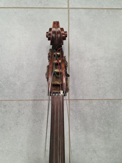 null 约1900年的法国低音提琴(Thibouville-Lamy??)，有一个签名的弓。现代案例。它属于爵士音乐家保罗-杜波依斯，他曾与托特-蒂勒曼斯一起演奏。我们指出，指板是不固定的。将要恢复的仪器。

大约在1900年的法国斗篷（Thibouville-Lamy），包括gesigneerde...