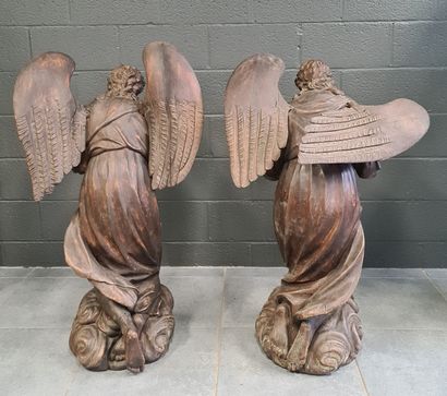 null Paire d’anges ailés en prière. Chêne sculpté vers 1700. Ht : 105 cm. Assemblage...