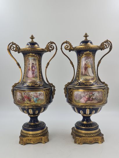 一对19世纪末塞夫勒风格的瓷器花瓶，蓝色和金色背景上有浪漫的储备装饰。鎏金铜的美...