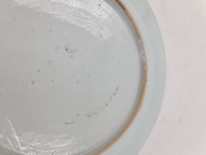 null Assiette creuse en porcelaine de Chine XVIIIème en décor bleu de composition...