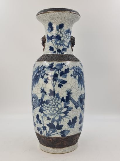 null Vase en porcelaine de Nankin XIXème à décor de dragons. Ht : 61 cm.

Negentiende...