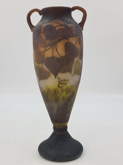 Antonin DAUM (1864-1930) 安东尼-道姆（1864-1930）。新艺术风格的花瓶，有多层次的叶子装饰。签名为Daum Nancy。高度：43厘米。

安东尼-道姆（1864-1930）。新艺术主义风格的小房子，有一个很好的装饰。签名为Daum...