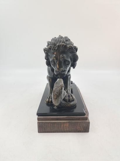 null Lion in bronze overcoming a snake. French work, beginning of the XIXth century....