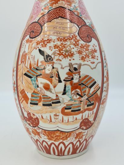null Grand vase en porcelaine de Kutani, de forme galbée à haut col et ouverture...