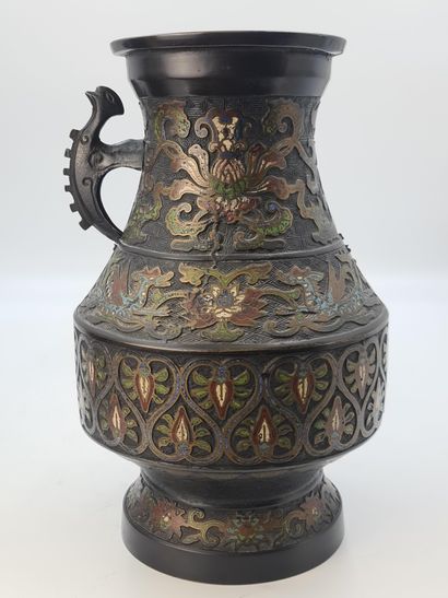 null Vase en bronze et émaux champlevés polychrome, à décor organisé en registres...