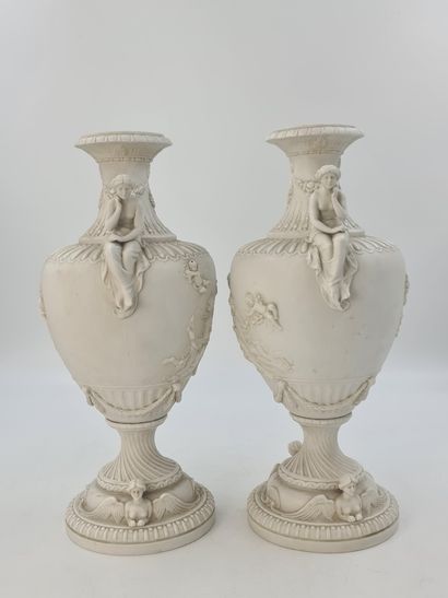 null Paire de vases en biscuit blanc vers 1900 à décor de femmes et de scènes romantiques....