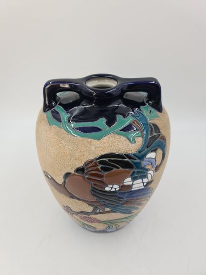 null Amphora。装饰艺术风格的陶瓷花瓶，有风格化的火鸡装饰。高度：34厘米

阿姆福拉。装饰艺术风格的建筑，有一个装饰性的门廊。高度：34厘米