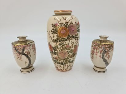 null Lot de quatre petits vases en grès de Satsuma émaillés polychrome et or, dont...