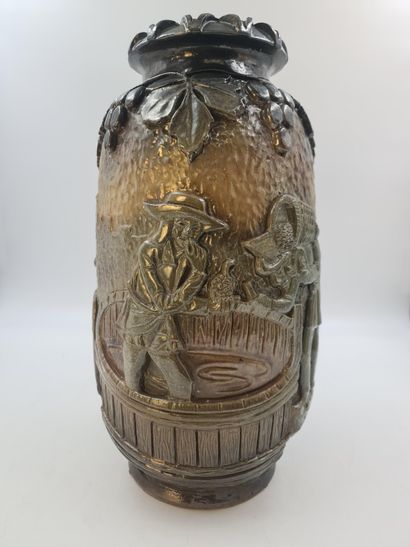 Roger GUERIN (1896-1954). Roger GUERIN (1896-1954). Vase en grès à décor de vendanges....