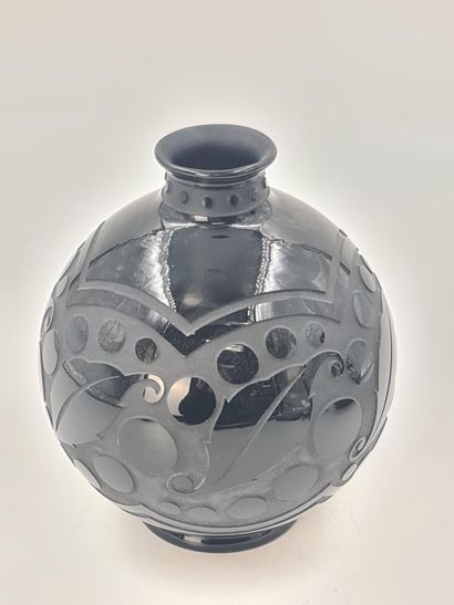 null 装饰艺术风格的球状花瓶，采用黑色的斯凯尔蒙特玻璃器皿，有喷砂的叶子和球体装饰。签署了塞尔塔。高度：21厘米。

装饰艺术风格的斯凯尔蒙特玻璃厂的玻璃器...