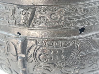 null 一个棕色的青铜包覆的花瓶，上面装饰着古老的饕餮图案，槲寄生龙和狮子头。中国，晚明时期。材料中有两个小缺口。

青铜器上有青铜色的斑纹，并有古老的陶器、...