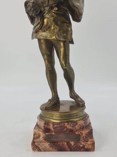 Paul FILHASTRE (1859-1948). 保罗-菲尔哈斯特（1859-1948）。一首情歌。第十九世纪镀金青铜雕塑，粉红玛瑙底座。高度：43厘米 总高度：51厘米。底座上的纪念牌提到了1921年国家青铜铸造厂的礼物

保罗-菲尔哈斯特（1859-1948）。19世纪的青铜器上有一个红色的玛瑙窗口。高度：43厘米...
