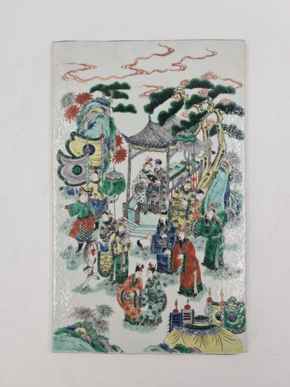 中国绿色家族珐琅彩瓷板，描绘的是在花园中的政要集会，周围有亭子的树木。中国光绪年间。尺寸：25...