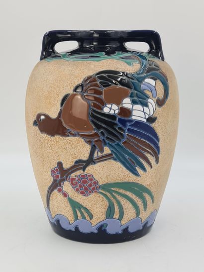 Amphora。装饰艺术风格的陶瓷花瓶，有风格化的火鸡装饰。高度：34厘米

阿...