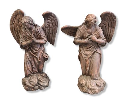 null Paire d’anges ailés en prière. Chêne sculpté vers 1700. Ht : 105 cm. Assemblage...