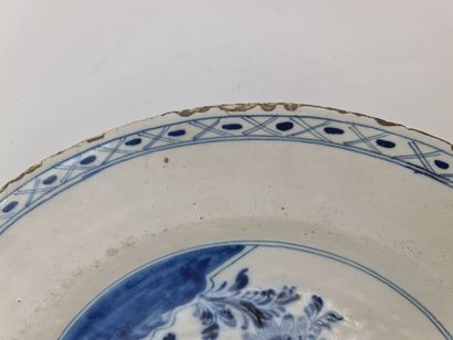 null 一批老代尔夫特陶器，包括一个带鸟的大盘子，一个盘子和一个带中国装饰的黄油盘。大盘子的直径：35厘米。盘子的直径：23厘米。黄油碟的高度：8厘米。

地段序号Delfts...