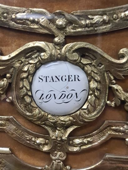 null 路易十四风格的黄铜镶嵌的卡特尔。签名为Stanger London的珐琅纸表盘。机制签署了Claude Raillard巴黎。修缮，混合了时代和19世纪的元素。详细图片请垂询。高度：80厘米。

卡特尔于17-19年代在洛德韦克的第十四家公司工作，是一个混乱的组织。在伦敦，有一个叫Stanger的公司，它是由一个叫...