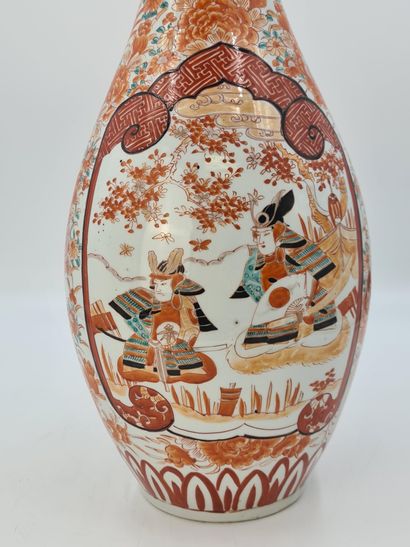 null 古谷瓷器大花瓶，弧形，高颈，喇叭口，在花卉和造型图案的背景上，饰以珊瑚、黄金和多色武士的刻痕。日本，约1900年 高度：60厘米

巨大的Kutani...