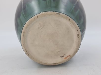 Charles CATTEAU (1880-1966). 查尔斯-CATTEAU（1880-1966）。Boch Keramis炻器的花瓶。饰有教皇的硬币。D.652...