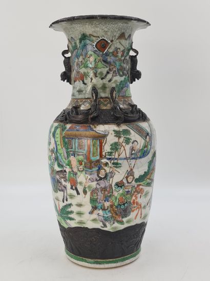 null Vase en porcelaine de Nankin XIXème à décor de guerriers. Dragons-salamandres...