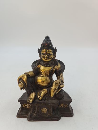 青铜雕像，表现库布拉坐在皇家休闲中，左手拿着一只獴，右手拿着一个水果。西藏，20...