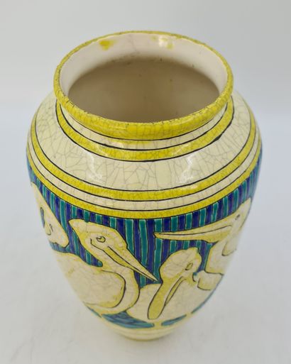Charles CATTEAU (1880- 1966). 查尔斯-CATTEAU（1880- 1966）。Boch Keramis装饰艺术花瓶，上面涂有风格化的鹈鹕装饰。高度：35厘米。

查尔斯-CATTEAU（1880-1966）。Boch...