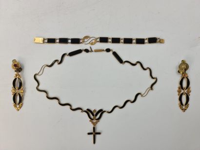 拿破仑三世时期的黄金和斜面宝石套装，包括一条项链，一个十字架吊坠，一个手镯和一对...