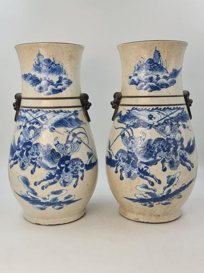 Paire de vases en porcelaine de Nankin à...