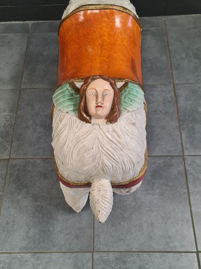 null Ours de manège en bois sculpté et décoré d’un visage féminin à l’arrière de...