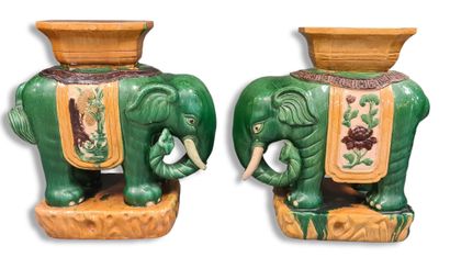 null 一对绿色、赭色和棕色釉面的石器架，表现了戴着帽子的大象站在露台上，背上背着一个底座。中国-南越，20世纪（烧制缺陷，釉面缝隙）高度：54厘米。

几根...