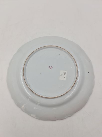 null 一个精致的陶器盘子，上面有花的设计和VP标记，灵感来自Veuve Perrin Marseille。直径：34.5厘米 高度：4厘米

这款产品是由VP-merk、Veuve...
