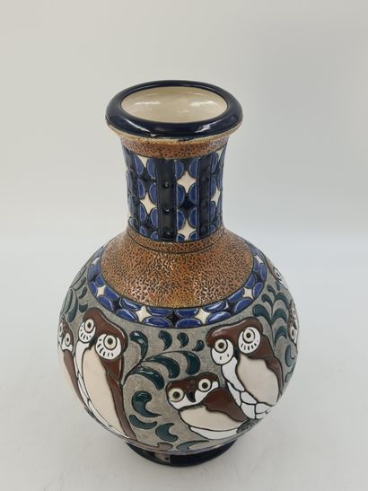 null AMPHORA 珐琅花瓶，装饰有风格化的猫头鹰。高度：40厘米。

AMPHORA 搪瓷瓶的设计符合人体工程学原理。高度：40厘米。