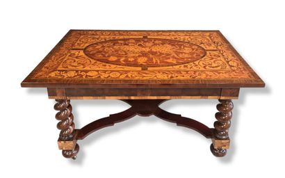 部分来自路易十三时期的镶嵌式桌子。镶嵌有花卉装饰的顶部。转弯的腿。修复，改造。高度：75厘米。台面：115...